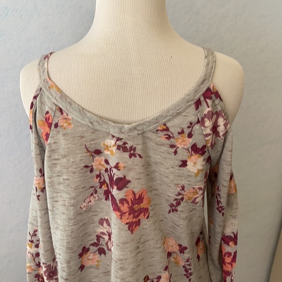 About A Girl Cold Shoulder Floral Shear Bottom Top - Picture 6 of 12